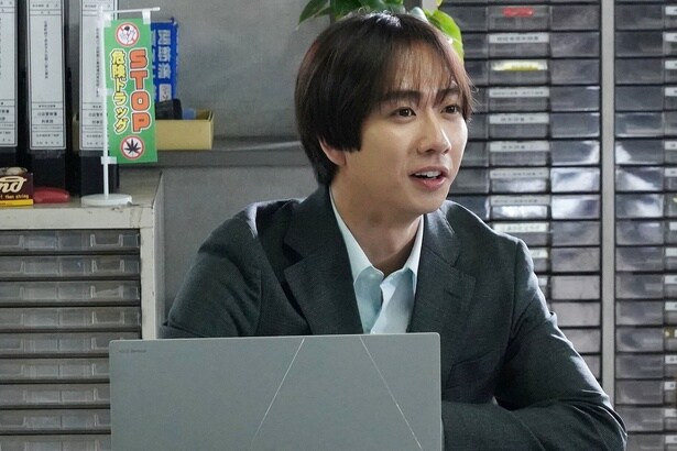 池田(中村海人)、顧客データから明日香(橋本愛)の名前を発見