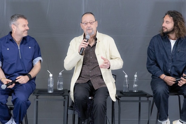 【写真】(左から)演出のラディスラス・ショラー氏、ジャン・レノ、ピアノ奏者のパブロ・ランティ氏