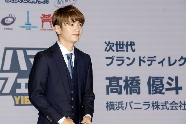 大学生と「ポンパドウル」がコラボしたカレーパンの監修を務めた高橋優斗氏