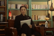 鈴木京香“理沙”「一言一句間違えずに、私の言葉を“犯人”に伝えて」黒島結菜“日名子”に指示を出す＜未解決の女＞