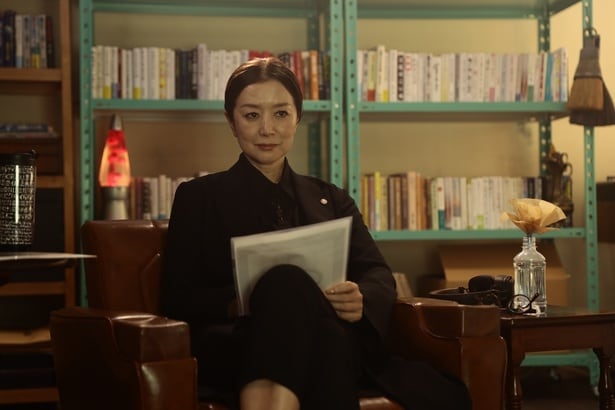 鈴木京香“理沙”「一言一句間違えずに、私の言葉を“犯人”に伝えて」黒島結菜“日名子”に指示を出す＜未解決の女＞