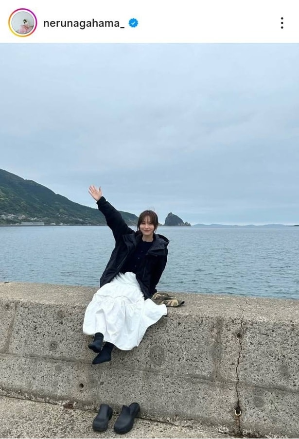 【写真】長濱ねる、海を背景に満面笑顔の“帰省”ショット