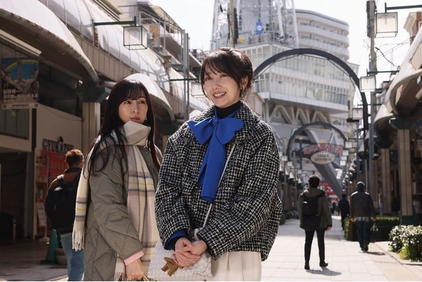 大阪に滞在中のルナ(波瑠)と涼子(麻生久美子)