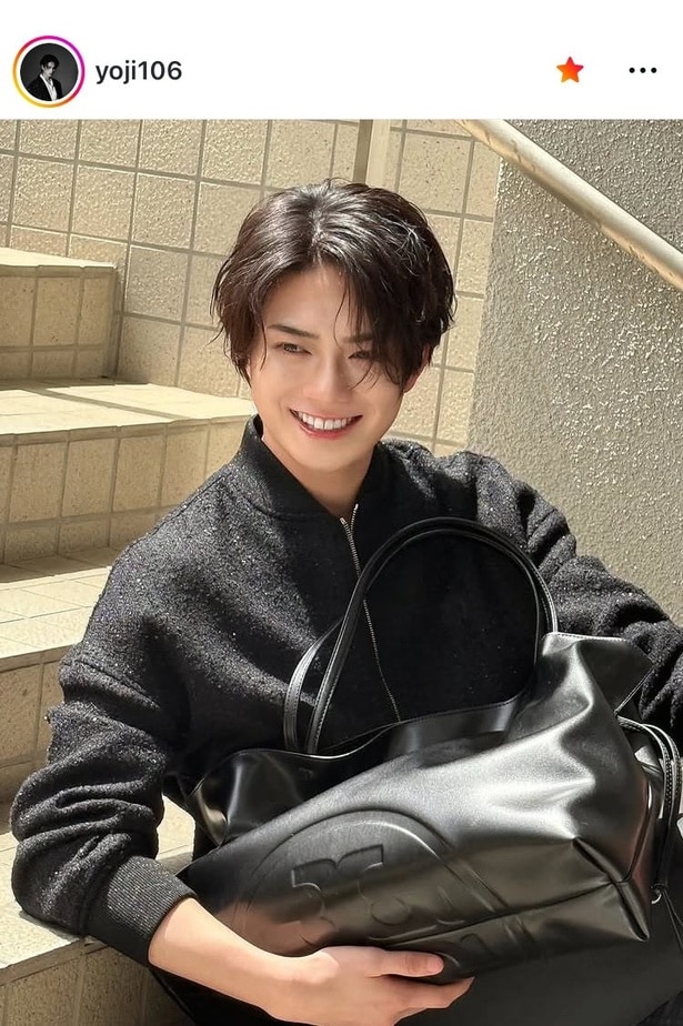 【写真】まるでキラキラの笑顔がはちきれんばかり…岩瀬洋志、“漆黒コーデ”