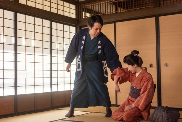 りん(見上愛)を追い出そうとする亀吉(三浦貴大)