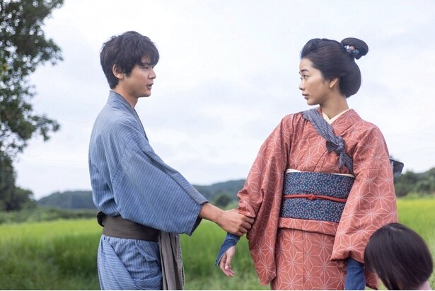 りん(見上愛)を呼び止め手を取る虎太郎(小林虎之介)