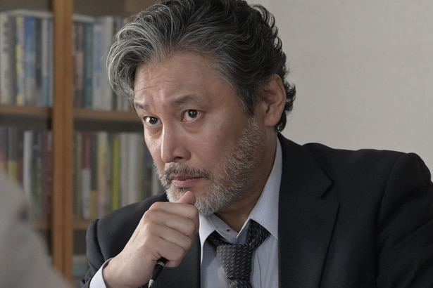 須黒半次(横田栄司)は自身の辛い家庭事情を打ち明ける