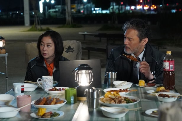 “一番星”のシェフ・白鳥浩志(田中幸太朗)の手料理を食べる一同