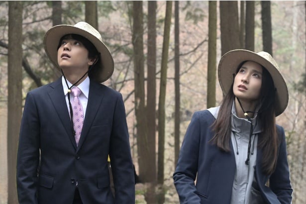 桃子(土屋太鳳)＆蕾(佐藤勝利)、帽子をかぶって山で聞き込みをする