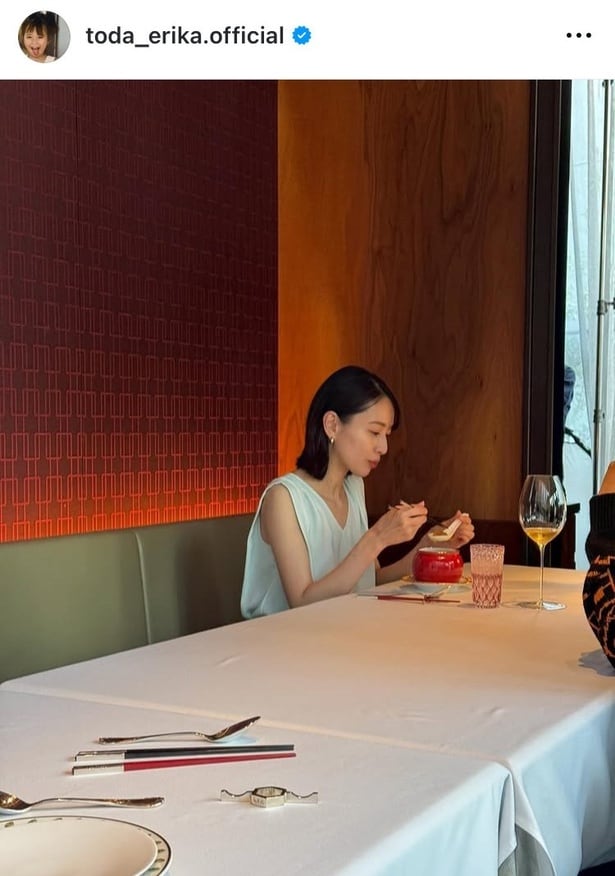 【写真】高級中華の女王が食事を嗜むよう…戸田恵梨香、ノースリーブで二の腕あらわな横顔ショット