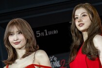 TWICE・MOMO＆SANA、“美スタイル”際立つ真紅のドレスで降臨　圧巻のオーラで会場魅了『プラダを着た悪魔２』ジャパンプレミア
