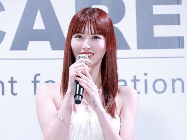 「2人ともかわいさが衰えない」「一生綺麗コンビ」…鈴木えみ、榮倉奈々とツルツル“卵肌”に称賛の声