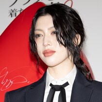 三吉彩花、“超ショート丈”シャツのマニッシュな肌見せコーデで圧倒「プラダを着た悪魔２」ジャパンプレミア登壇