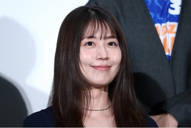 有村架純&真飛聖、会社の先輩後輩演じる2人の仲良しオフショットに「視線がかわいぃ」<GIFT>
