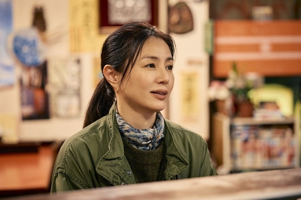 「もっちゃん」を訪れる晴子(井川遥)