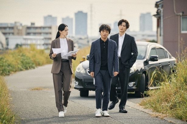 真(岡田将生)、稔(染谷将太)、詩織(中条あやみ)は、行方をくらませた野上(近藤公園)の足取りを追っていく