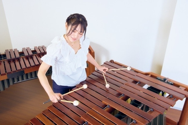 柔らかく温かい音が魅力のマリンバ。くつこ Marimbaは「本物のプロの音楽をもっと多くの方に届けていきたい」と目標を語る
