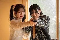 的野美青“紬”、ミステリアスなお嬢様・小田倉麗奈“玲衣”と山中で遭遇…他と一線を画すミステリー展開に＜路地裏ホテル＞