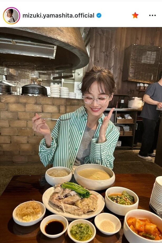 【写真】韓国の楽しさが爆発したよう…山下美月、“弾ける笑顔”×メガネ姿の韓国料理ショット