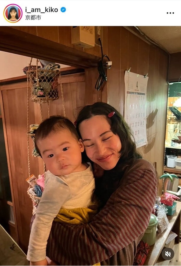 【写真】愛おしさがあふれ出たよう…水原希子、目を閉じギュッと赤ちゃん抱く姿
