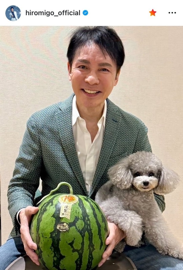【写真】幸せが全部詰まったよう…郷ひろみ、愛犬×スイカで“満面の笑顔”