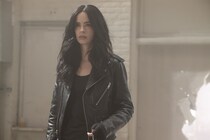 「おかえり！」「変わらぬ美しさ…」ジェシカ・ジョーンズ登場で米国トレンド入り…デアデビルとの“共闘”にも反響＜デアデビル：ボーン・アゲイン2＞