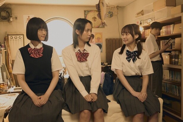 るな(原菜乃華)と塔子(影山優佳)にそそのかされる森尾(駒井蓮)