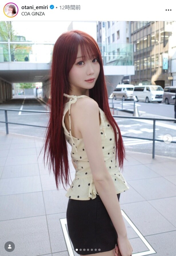 【写真】＝LOVE・大谷映美里、赤髪ロングヘアをなびかせる横姿のショット