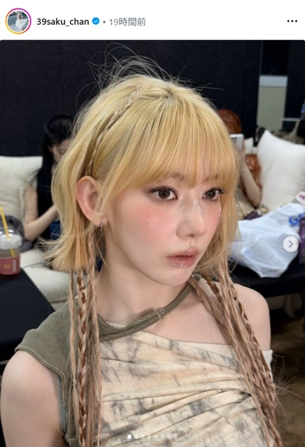 【写真】LE SSERAFIM・SAKURA、金髪×キラキラメーク