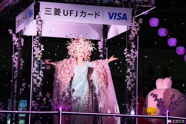 「超ニコニコ盆踊り【第一部】」にゲスト出演した小林幸子