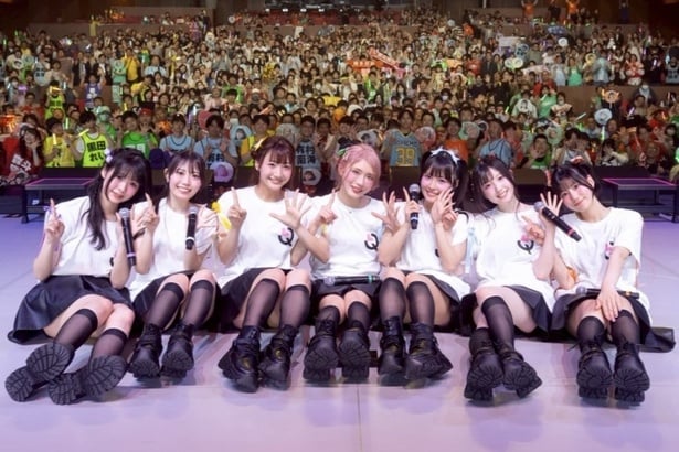 結成15周年記念ワンマンライブ「LinQ15th Anniversary『LinQ2000の輪』」を開催したLinQ