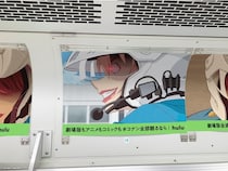 萩原千速の巨大応援幕が横浜に登場、「名探偵コナン」尽くしのトレインジャックも展開中