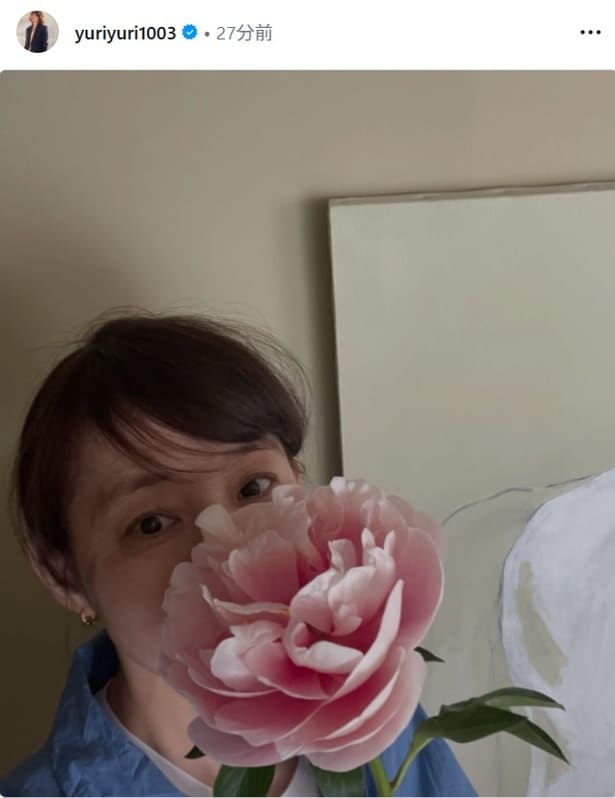 【写真】石田ゆり子、顔と同じ大きさのピンクの花を持った自撮りショット