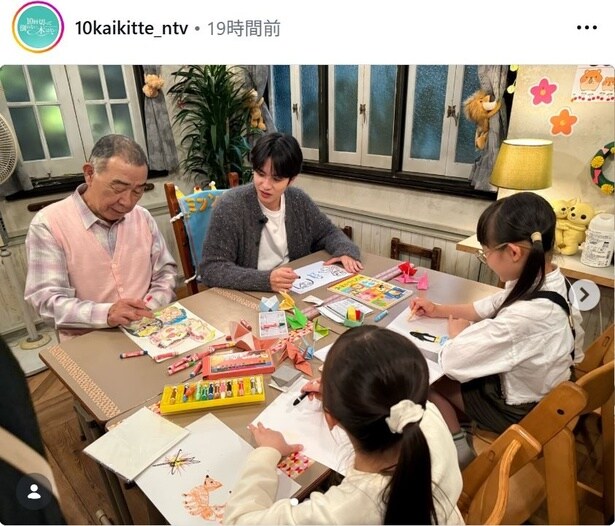 【写真】志尊淳、共演者と和気あいあいと“お絵描き”