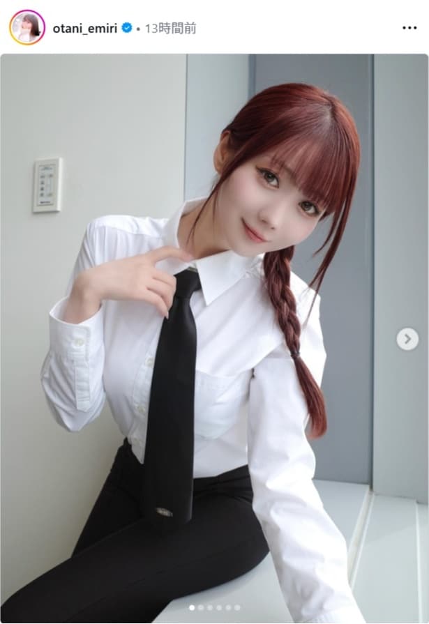 【写真】＝LOVE・大谷映美里、赤髪×スーツのアニメキャラの小悪魔的コスプレ