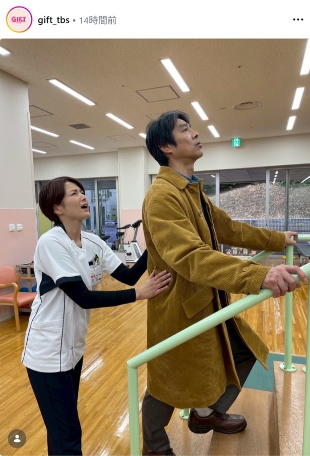 【写真】「どういう設定!?」…堤真一&吉瀬美智子、リハビリ階段をのぼる堤を吉瀬が支えるショット