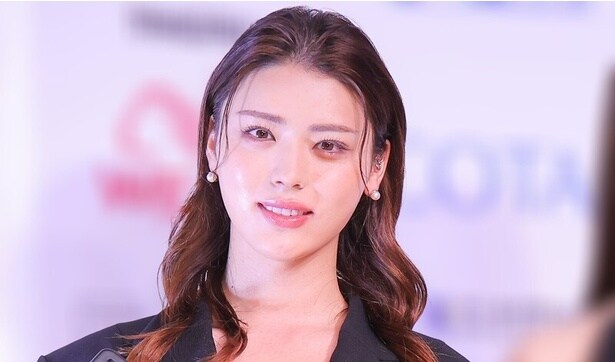 井手上漠、韓国の街中でアンニュイな“振り向き”ショットに「どこにいてもすごく魅力的…」の声