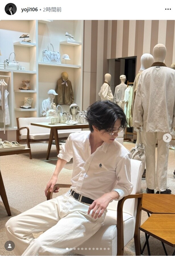 【写真】「美しすぎて目が離せない」…岩瀬洋志、スタイル抜群な白コーデ姿と端正な横顔