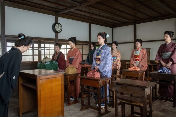 りん(見上愛)・直美(上坂樹里)ら7人が養成所に入学する