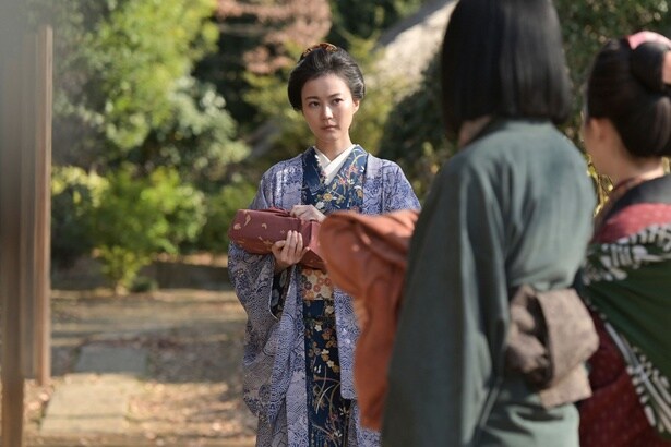 多江(生田絵梨花)、医者家系の娘として看護師になるため入学する