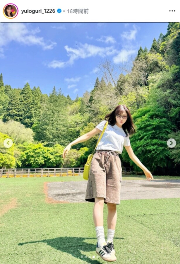 【写真】小栗有以、タイで購入したハーフパンツのナチュラルな装い