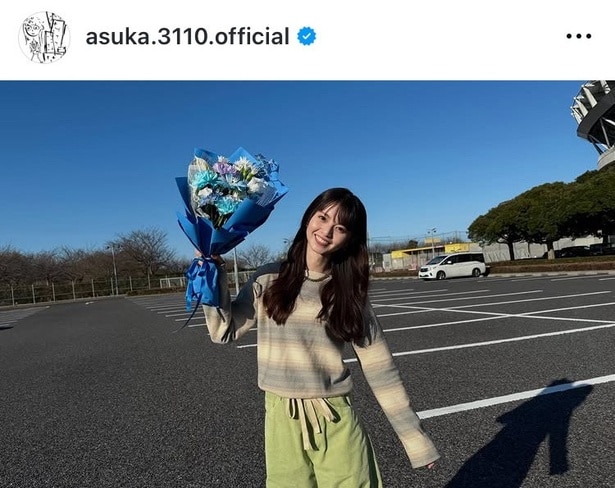 【写真】開放感いっぱいの笑顔が空に届くよう…齋藤飛鳥、ブーケ×“はじける笑顔”姿