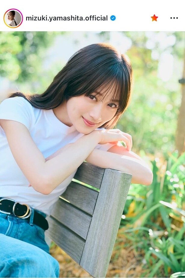 【写真】山下美月、“白Tシャツ×デニム”の超シンプルコーデ