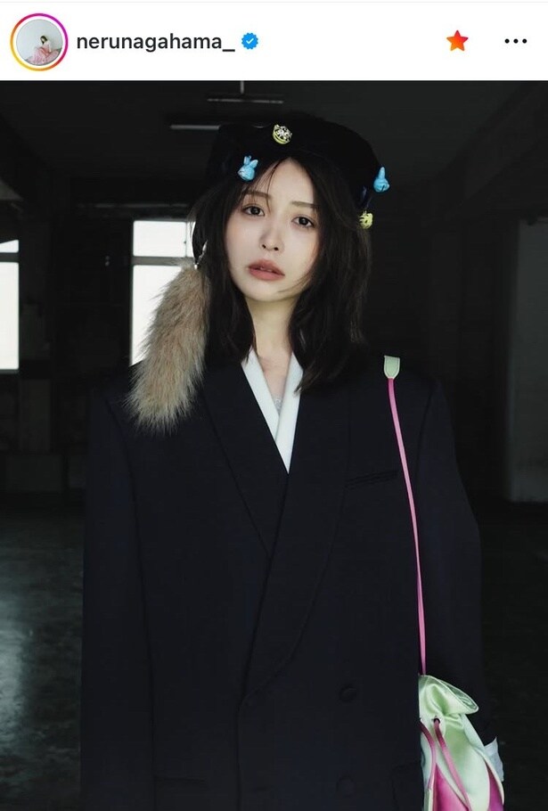【写真】廃墟に舞い降りた美の女神のよう…長濱ねる、“透明感抜群の美顔”דモードコーデ”