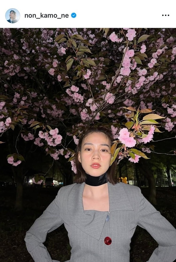 【写真】夜桜とのコントラストが美しい…のん、グレージャケット×チョーカーのクール姿