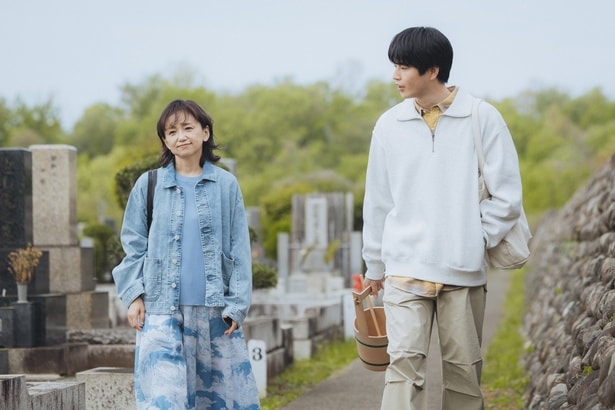 息子の渚(中沢元紀)と亡き夫・航(後藤淳平)の墓参りに訪れたみなと(永作博美)