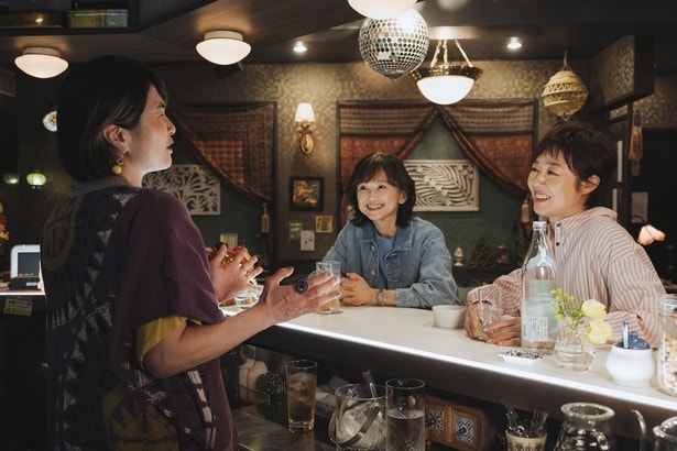 みなと(永作博美)と大江戸(松山ケンイチ)の関係に興味津々の泉美(有働由美子)と蘭子(猫背椿)