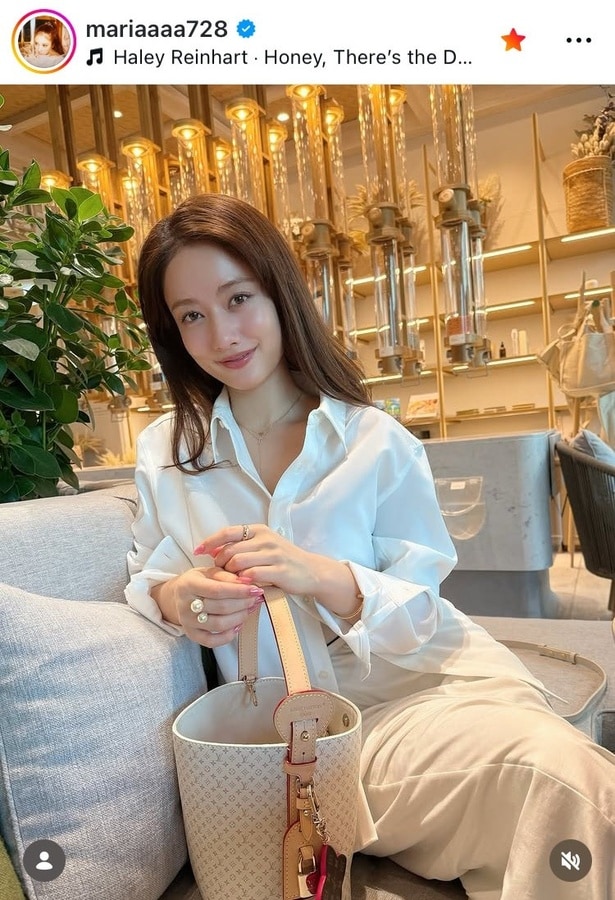 【写真】谷まりあ、“美デコルテちらり”×清楚な白シャツの上品な姿