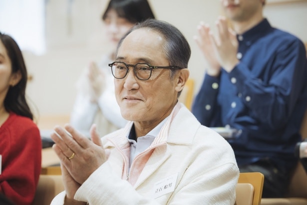 クラスの最年長として落ち着いた雰囲気を醸し出す立石(佐野史郎)