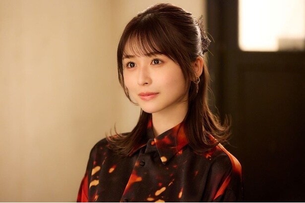 診療所にミンソクを訪ねてきた「ミンソクの婚約者」と名乗る女性(長濱ねる)…